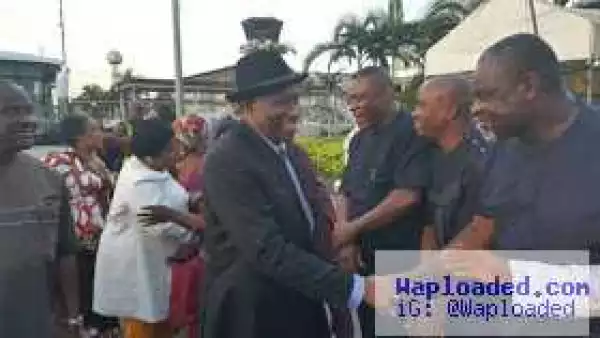 More photos of GEJ and his wife after they arrived Nigeria